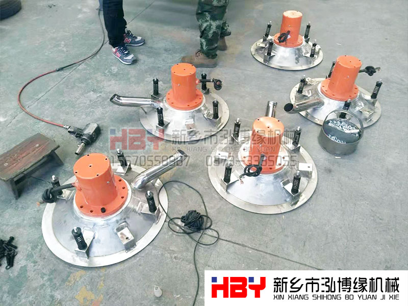 浙江嘉興的王經(jīng)理生產(chǎn)的5臺(tái)HBY-GP600型高頻篩正在安裝，預(yù)計(jì)明天才能發(fā)貨